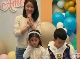 49 岁林心如素颜遛娃被拍！8岁女儿颜值惊艳，豪门日常这么接地气-芝麻资源分享网