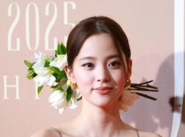 欧阳娜娜亮相2025中国时尚产业盛典红毯活动-芝麻资源分享网