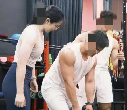 惠州工商高管妻子出轨小三事件曝光：小三正脸曝光，捉奸画面震撼，丈夫为何不惜一切？-潇洒资源分享网