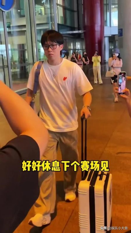 中国国家乒乓球队抵达北京，王楚钦与肖指谈笑风生，王皓与林高远热烈交谈！-般若资源分享网