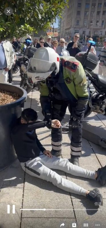 近期，在西班牙巴塞罗那，一位山东籍男子成功使用裸绞锁喉技巧制服了一名小偷，此事在网络上引起了广泛关注。-潇洒资源分享网