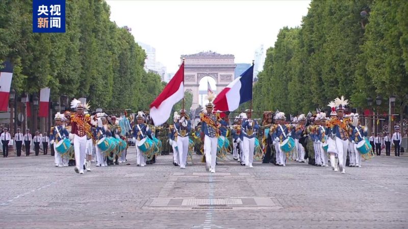 在法国国庆日，即7月14日上午，一场盛大的国庆阅兵仪式在香榭丽舍大街上举行。法国总统马克龙亲自出席并检阅了参与阅兵的部队-般若资源分享网