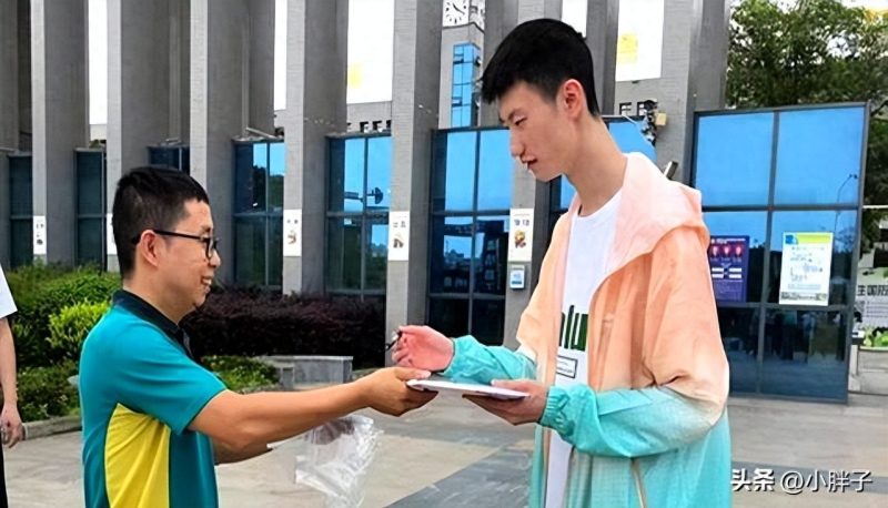 在7月13日的午后，德阳五中高中部的一棵树荫下，身高达到1米96的周子聪缓缓弯腰，从邮递员手中接过一个信封。-恩菲资源分享网