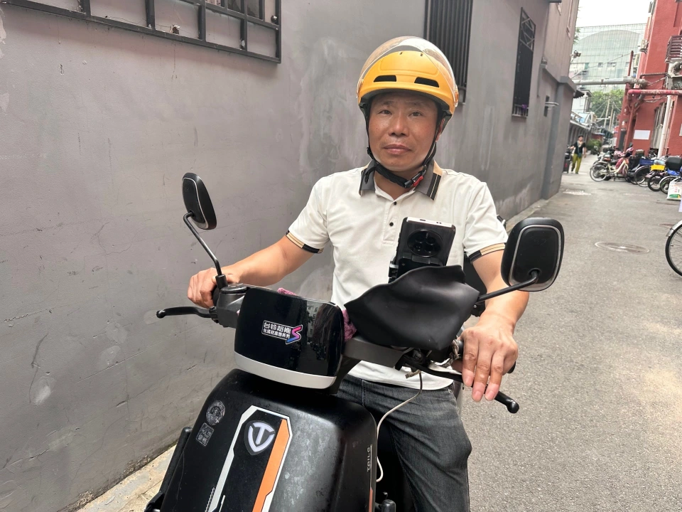 外卖小哥挺身而出，助14岁少女免遭疯狂追车险情-芝麻资源分享网