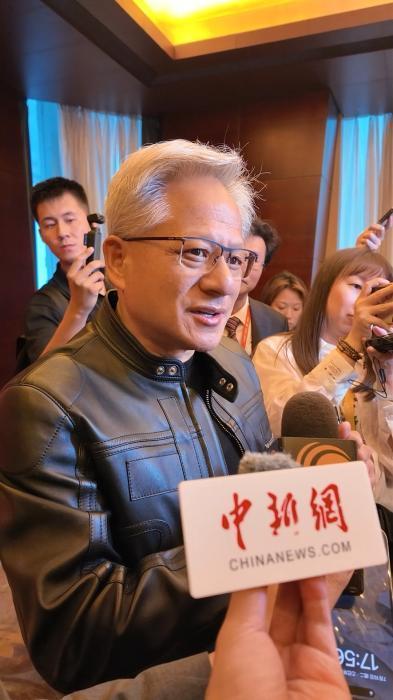 黄仁勋年内第三次踏足中国，将“蓬勃发展”一词用来形容我国的AI产业。-恩菲资源分享网
