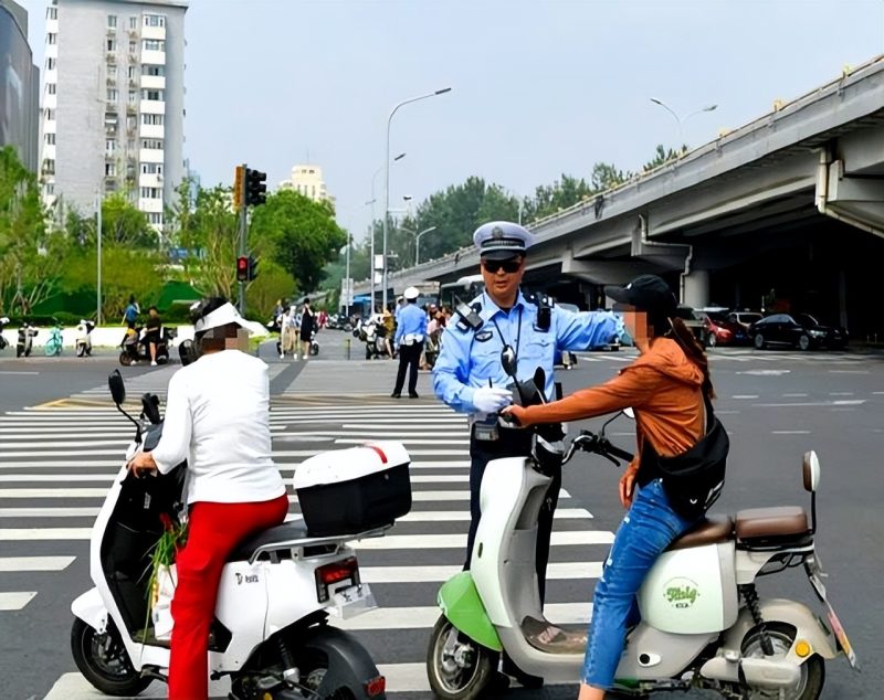 北京交警严查交通违规，一小时内查处80余起违法！-恩菲资源分享网